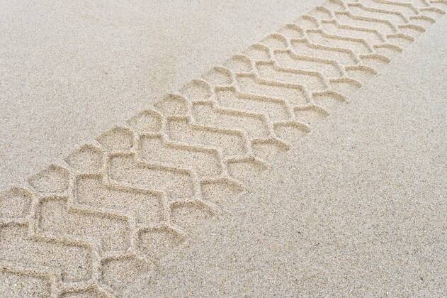  Wheel tracks, Wheel tracks of a Dump truck on the sandy beach, Wheel tracks of a Dump truck on the sandy beach, 27.03.2020, Copyright: xcoramullerx Panthermedia28231384.jpg