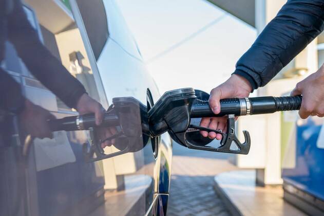  IMAGO Creative: Business, Inflation und Lieferketten refueling a passenger car tank at a gas station, refueling a passenger car tank at a gas station., refueling a passenger car tank at a gas station., 12.04.2020, Copyright: xEdophotox Panthermedia28302465.jpg