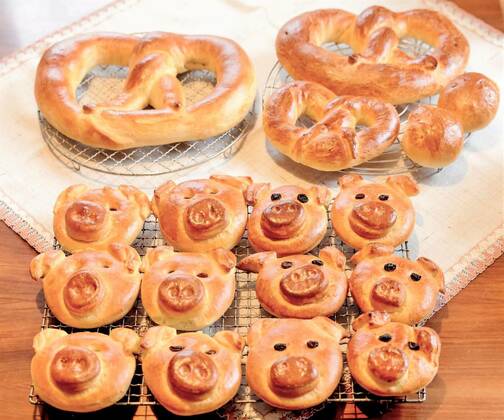  German Pretzels and cookies in the form of a pig s face as fortune cookies - lard cookies, German Pretzels and Christmas cookies in the form of a pig s face as fortune cookies - lard cookies, German Pretzels and Christmas cookies in the form of a pig s face as fortune cookies - lard cookies, 22.04.2020, Copyright: xJannyJandax Panthermedia28354197.jpg
