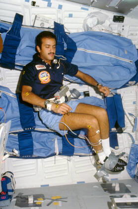 51G-105-030 (17-24 June 1985) --- Payload specialist Sultan Salman Abdelazize Al-Saud participates in the French Postural Experiment (FPE) on the middeck of the earth-orbiting Discovery. Copyright: xpiemagsx piemagsspace-110320 !ACHTUNG AUFNAHMEDATUM GESCHÄTZT!