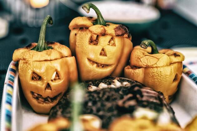  Halloween Bell Pepper Casserole, Halloween Bell Pepper Casserole with meat in Foreground, 17.05.2020 00:36:16, Copyright: xsilent303x Panthermedia28444059.jpg