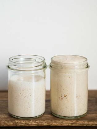 Wheat sourdough starter different hydration levels, Two glass jars with wheat sourdough starters in different hydration levels. Starter 100 percent hydration (right) and starter with higher hydration (left). Copy space top. Vertical., Two glass jars with wheat sourdough starters in different hydration levels. Starter 100 percent hydration (right) and starter with higher hydration (left). Copy space top. Vertical., 17.05.2020, Copyright: xFascinadorax Panthermedia28445384.jpg
