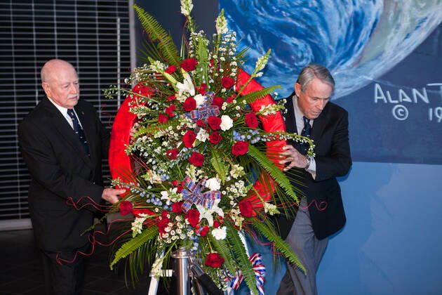 CAPE CANAVERAL, Fla. Former NASA astronauts Gerald P. Carr, left, and Edward G. Gibson place a wreath on an easel during a ceremony to honor former NASA astronaut William R. Pogue at the United States Astronaut Hall of Fame at the Kennedy Space Center Visitor Complex. In the background is a painting by former NASA astronaut Alan Bean. Col. Pogue, pilot on NASA s Skylab 4 mission in 1973-74, died March 3. He was 84 years old. Skylab 4 was the third and final manned visit to the Skylab orbital workshop, launched Nov. 16, 1973, and concluded Feb. 8, 1974. At 84 days, 1 hour and 15 minutes, Skylab 4 was the longest manned space flight to that date. Pogue was accompanied on the record-setting 34.5-million-mile flight by Commander Carr and sc Copyright: xpiemagsx piemagsspace-120303 !ACHTUNG AUFNAHMEDATUM GESCHÄTZT!