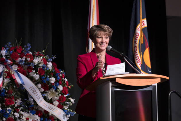 Astronauts Memorial Foundation Board Chair Eileen Collins, a former space shuttle commander, speaks during this year s Day of Remembrance ceremony at the Kennedy Space Center Visitor Complex. Each year spaceport employees and guests join others throughout NASA honoring the contributions of astronauts who have perished in the conquest of space. Copyright: xpiemagsx piemagsspace-142810 !ACHTUNG AUFNAHMEDATUM GESCHÄTZT!