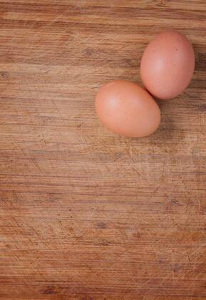  eggs on table, two eggs on the table with space, two eggs on the table with space, 27.06.2020, Copyright: xgmstockstudiox Panthermedia28592560.jpg