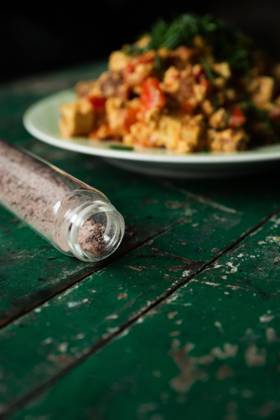 Veganes Scrambled eggs with smoked tofu, Chives and Salt Copyright: imageBROKER/FranziskaxRitter ibladr08402756.jpg