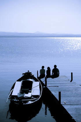 IMAGO Creative: 2022 Favoriten IMAGO Creative: Business - Work-Life Balance Three friends enjoying the tranquility of the Albufera  Copyright: Conrad 30247096