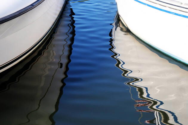 IMAGO Creative: Ende des Sommers Abstract boat reflections Copyright: GalinaxBarskaya 30248251