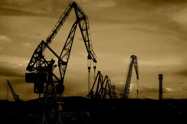 IMAGO Creative: Business, Inflation und Lieferketten Silhouettes of cranes against a cloudy sky Copyright: MassimilianoxLeban 30254222
