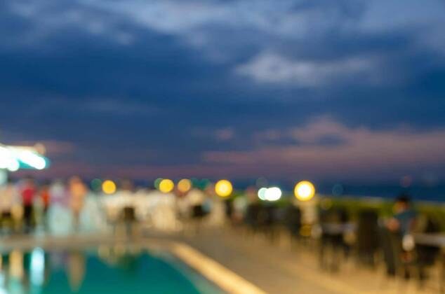 IMAGO Creative, Urban Lifestyle IMAGO Creative: Urbane Kultur - Sommer auf den Dächern Defocused dining table restaurant on the roof top with twilight skyline., Blurred dining table restaurant terrace rooftop with beautiful sea view at twilight scene, Blurred dining table restaurant terrace rooftop with beautiful sea view at twilight scene, 14.08.2020, Copyright: xboonsomx Panthermedia28742682.jpg