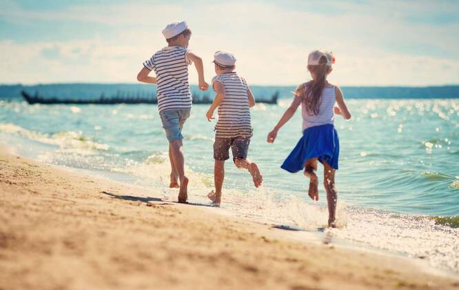  Babygirl and babyboy sitting on the beach, children jumping on the beach in summer hats. Boys and girl having fun at seaside, children jumping on the beach in summer hats. Boys and girl having fun at seaside model released, Symbolfoto , 31.10.2020, Copyright: xcandy18x Panthermedia28985673.jpg