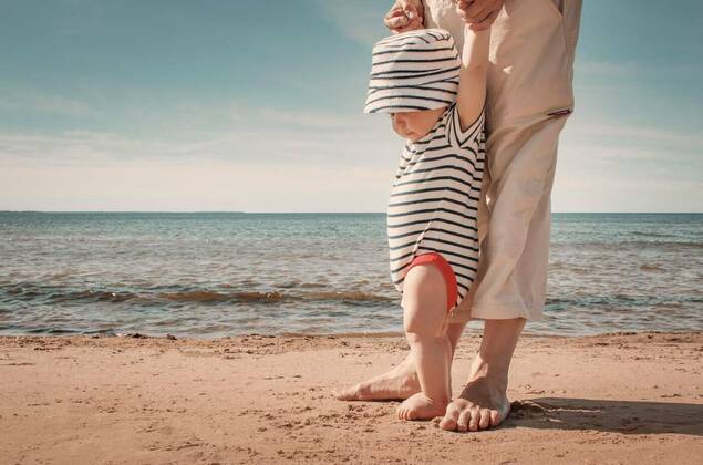  Little baby boy walking on the beach in summer day, Nine month old baby boy walking on the beach in beautiful summer day, Nine month old baby boy walking on the beach in beautiful summer day model released, Symbolfoto , 01.11.2020, Copyright: xcandy18x Panthermedia28989392.jpg