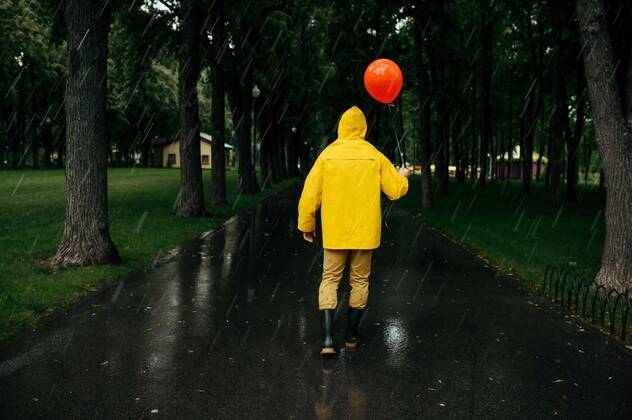 IMAGO Creative: Ende des Sommers  Sad man with balloon walking in park in rainy day, Sad man with balloon walking in summer park in rainy day. Male person in rain cape and rubber boots, wet weather in alley, loneliness, Sad man with balloon walking in summer park in rainy day. Male person in rain cape and rubber boots, wet weather in alley, loneliness, 06.09.2020, Copyright: xNomadSoulx Panthermedia28823564.jpg
