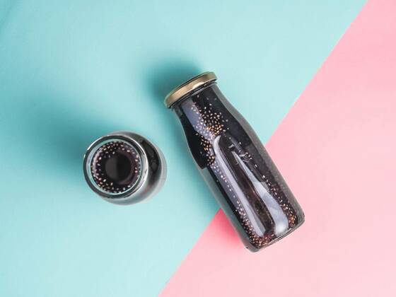  Detox activated charcoal black chia water, Detox activated charcoal black chia water or mocktail on colorful blue and pink background.Two bottle with black chia infused water.Detox drink idea and recipe.Vegan food and drink.Top view, Detox activated charcoal black chia water or mocktail on colorful blue and pink background.Two bottle with black chia infused water.Detox drink idea and recipe.Vegan food and drink.Top view, 24.11.2020, Copyright: xFascinadorax Panthermedia29048081.jpg