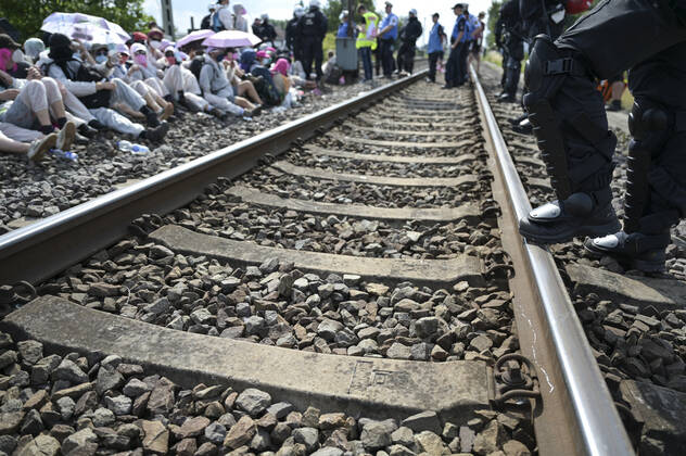 DEUTSCHLAND, Hamburg, Klimacamp verschiedener Organisationen für Klimaschutz, Organisation Ende Gelände blockiert Bahngleise im Hamburger Hafen Hamburg Germany
