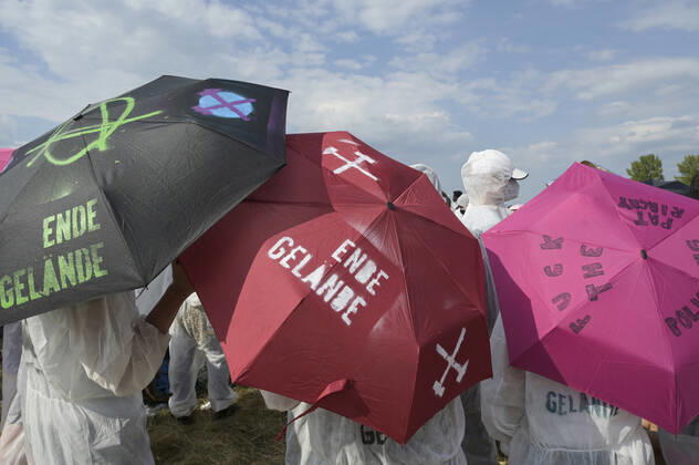 DEUTSCHLAND, Hamburg, Klimacamp verschiedener Organisationen für Klimaschutz, Organisation Ende Gelände blockiert Bahngleise im Hamburger Hafen Hamburg Germany