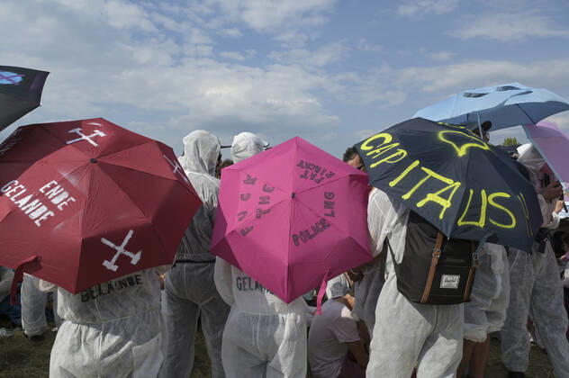DEUTSCHLAND, Hamburg, Klimacamp verschiedener Organisationen für Klimaschutz, Organisation Ende Gelände blockiert Bahngleise im Hamburger Hafen Hamburg Germany