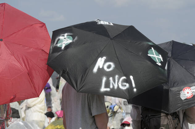 DEUTSCHLAND, Hamburg, Klimacamp verschiedener Organisationen für Klimaschutz, Organisation Ende Gelände blockiert Bahngleise im Hamburger Hafen Hamburg Germany