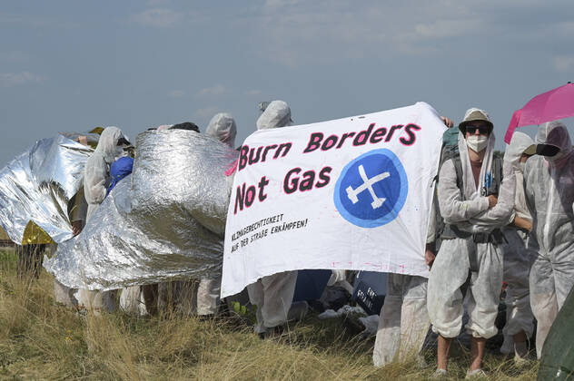 DEUTSCHLAND, Hamburg, Klimacamp verschiedener Organisationen für Klimaschutz, Organisation Ende Gelände blockiert Bahngleise im Hamburger Hafen Hamburg Germany