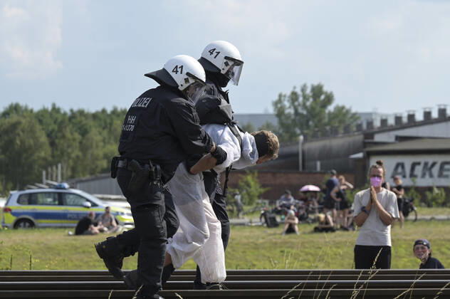 DEUTSCHLAND, Hamburg, Klimacamp verschiedener Organisationen für Klimaschutz, Organisation Ende Gelände blockiert Bahngleise im Hamburger Hafen, Polizei räumt Bahngleise Hamburg Germany
