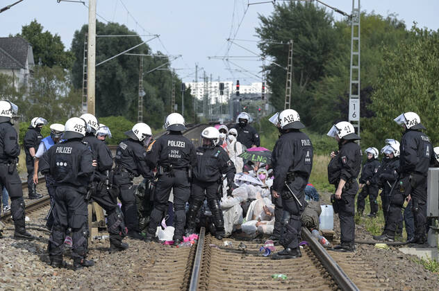 DEUTSCHLAND, Hamburg, Klimacamp verschiedener Organisationen für Klimaschutz, Organisation Ende Gelände blockiert Bahngleise im Hamburger Hafen, Polizei räumt Bahngleise Hamburg Germany