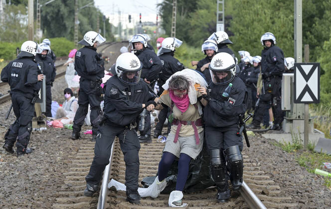 DEUTSCHLAND, Hamburg, Klimacamp verschiedener Organisationen für Klimaschutz, Organisation Ende Gelände blockiert Bahngleise im Hamburger Hafen, Polizei räumt Bahngleise Hamburg Germany