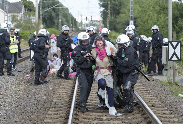 DEUTSCHLAND, Hamburg, Klimacamp verschiedener Organisationen für Klimaschutz, Organisation Ende Gelände blockiert Bahngleise im Hamburger Hafen, Polizei räumt Bahngleise Hamburg Germany