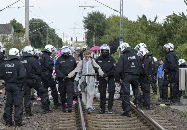 DEUTSCHLAND, Hamburg, Klimacamp verschiedener Organisationen für Klimaschutz, Organisation Ende Gelände blockiert Bahngleise im Hamburger Hafen, Polizei räumt Bahngleise Hamburg Germany
