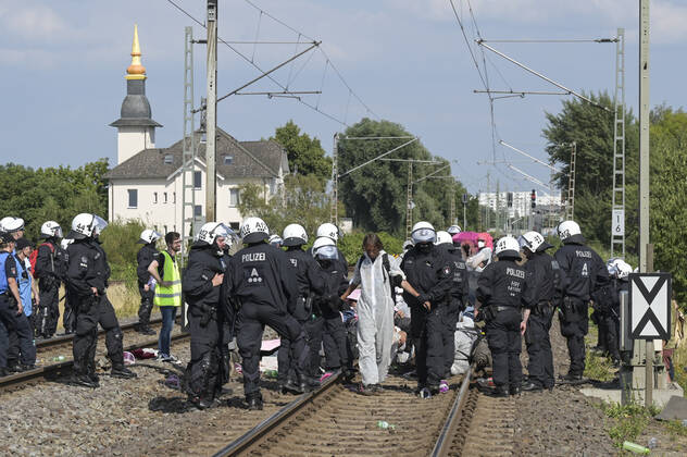 DEUTSCHLAND, Hamburg, Klimacamp verschiedener Organisationen für Klimaschutz, Organisation Ende Gelände blockiert Bahngleise im Hamburger Hafen Hamburg Germany