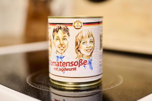 Original school kitchen tomato sauce with hunting sausage DEU, Berlin, Germany EDEKA currently offers in East German markets GDR nostalgia products The retro packaging with pioneers, neckerchief hammer and compasses is called by the Federal Foundation Reappraisal as trivialization of the SED dictatorship
