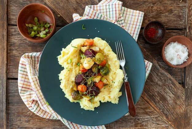  Roasted winter vegetables, Oven roasted winter vegetables with fresh herbs and mashed potatoes, 17.12.2020, Copyright: xscerpicax Panthermedia29126308.jpg