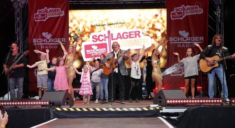 Frank Zander at the Schlager Radio Schlager Hammer Tour 2022 in Oranienburg