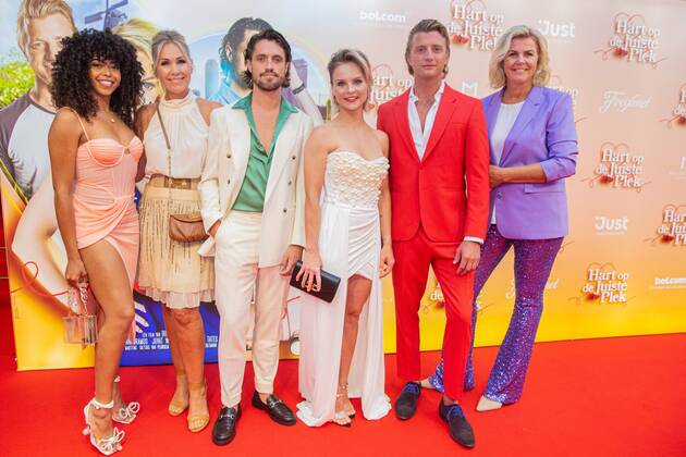 2022 08 15 19 34 22 AMSTERDAM The cast members during the red carpet for the premiere of the romantic feel good film Hart in the right place in Royal Theater Tuschinski ANP WESLEY DE WIT netherlands out belgium out Copyright: xx x453117860x originalFilename: 453117860