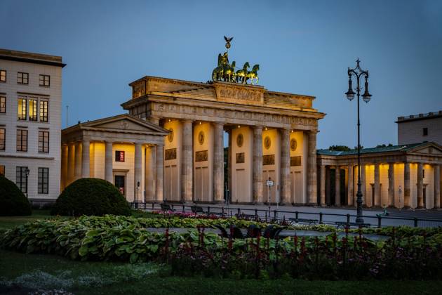 Berlin Mitte, Brandenburg Gate, street scene early morning Berlin