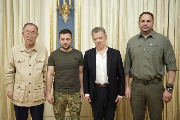 Ukraine-Krieg, Jahrestag der Invasion, Persönlichkeiten besuchen die Ukraine, Archivbilder News Bilder des Tages August 16, 2022, Kyiv, Ukraine: Ukrainian President Volodymyr Zelenskyy, with members of the Elders at the Mariinsky Palace, August 16, 2022 in Kyiv, Ukraine. Standing from left to right are: former UN Secretary General Ban Ki-moon, Ukrainian President Volodymyr Zelenskyy, former Colombian President Juan Manuel Santos, and Head of the Presidential Office Andriy Yermak. Kyiv Ukraine - ZUMAp138 20220816_zaa_p138_005 Copyright: xSarsenovxDaniiar UkrainexPresidex