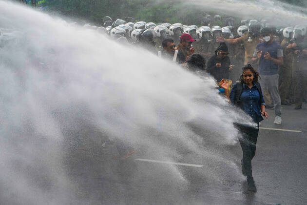 Sri Lanka Political Unrest Police use water canon and tear gas to disperse sri lankan university students during a demonstration. August 18, 2022 Colombo, Sri Lanka Colombo Sri Lanka  Copyright: xThilinaxKaluthotagex originalFilename: kaluthotage-notitle220818_np2hd