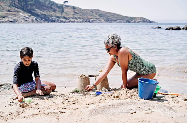 mother and her toddler boy play in the sand Chanteiro, Galicia, Spain CR_VFKDPR220815-1027201-01 ,model released, Symbolfoto