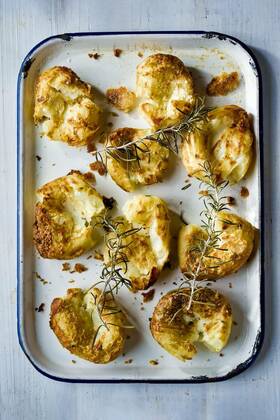  crispy golden baked smashed potatoes, close up of crispy golden baked smashed potatoes, close up of crispy golden baked smashed potatoes, 04.01.2021, Copyright: xzkrugerx Panthermedia29224418.jpg