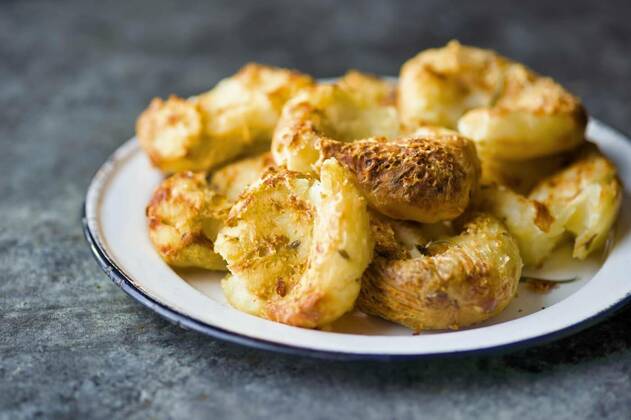  crispy golden baked smashed potatoes, close up of crispy golden baked smashed potatoes, close up of crispy golden baked smashed potatoes, 04.01.2021, Copyright: xzkrugerx Panthermedia29224459.jpg