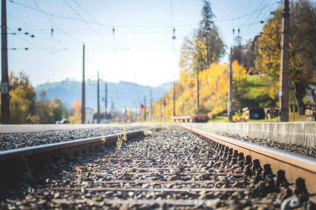 IMAGO Creative: Gesellschaft, Mobilität auf dem Land Sustainable traveling by train: Rail track and colorful, idyllic landscape in fall., Landscape of an old abandoned railway in fall. Warm light, sustainable traveling, Landscape of an old abandoned railway in fall. Warm light, sustainable traveling, 17.01.2021, Copyright: xpatrickdaxenbichlerx Panthermedia29260585.jpg