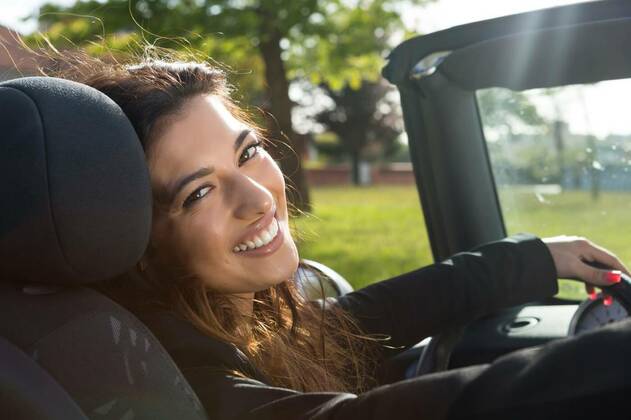  Business woman in sports car, A young successful business woman in a luxurious convertible sports car model released, Symbolfoto , 28.01.2021, Copyright: xhsfelixx Panthermedia29403229.jpg