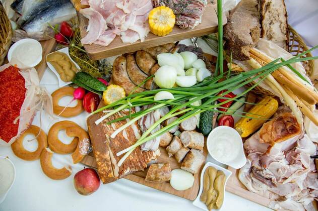  Meat charcuterie board with pickled vegetables and mustard. Bread, sauces, spices for meat delicacies, Fish and meat snacks on a festive table with spices and sauces. Meat, bread and snacks, Fish and meat snacks on a festive table with spices and sauces. Meat, bread and snacks, 31.01.2021, Copyright: xVasilyDeinekax Panthermedia29428287.jpg