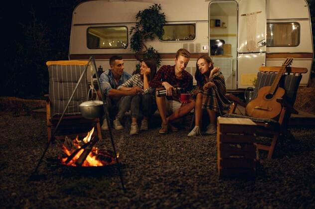 IMAGO Creative: Ende des Sommers  Friends sitting by campfire in the night, camping, Friends sitting by the campfire in the night, picnic at camping in the forest. Youth having summer adventure on rv, camping-car on background. Two couples leisures, travelling with trailer, Friends sitting by the campfire in the night, picnic at camping in the forest. Youth having summer adventure on rv, camping-car on background. Two couples leisures, travelling with trailer, 07.02.2021, Copyright: xNomadSoulx Panthermedia29575013.jpg