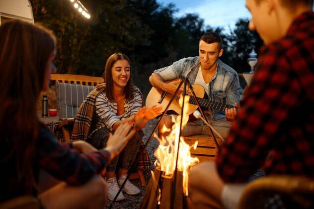  Friends playing on guitar by the bonfire, camping, Friends playing on guitar by the bonfire, picnic at camping in the forest. Youth having summer adventure on rv, camping-car on background. Two couples leisures, Friends playing on guitar by the bonfire, picnic at camping in the forest. Youth having summer adventure on rv, camping-car on background. Two couples leisures, 07.02.2021, Copyright: xNomadSoulx Panthermedia29575050.jpg