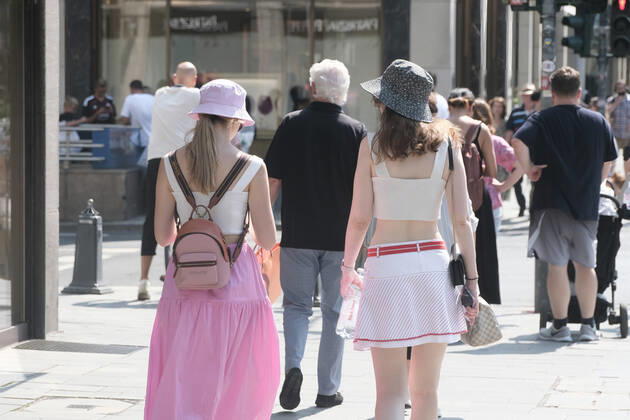 Düsseldorf 23 08 2022 Königsallee shopping street shopping mile shopping bag luxury wealth social scissors shopping street shopping street fashion mile wealth poverty textiles covid corona incidence no mask compulsory more hat sun hat fisherman hat bucket hat sun protection panama hat heat heat wave sun summer UV inde