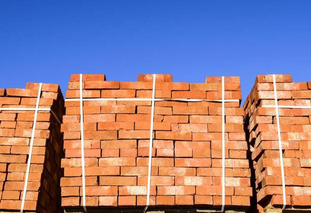 IMAGO Creative: Business, Inflation und Lieferketten Red bricks stacked into cubes. Warehouse bricks. Storage brickworks products, Red bricks stacked into cubes. Warehouse bricks. Storage brickworks products., 14.02.2021, Copyright: xfotogigi85x Panthermedia29613113.jpg