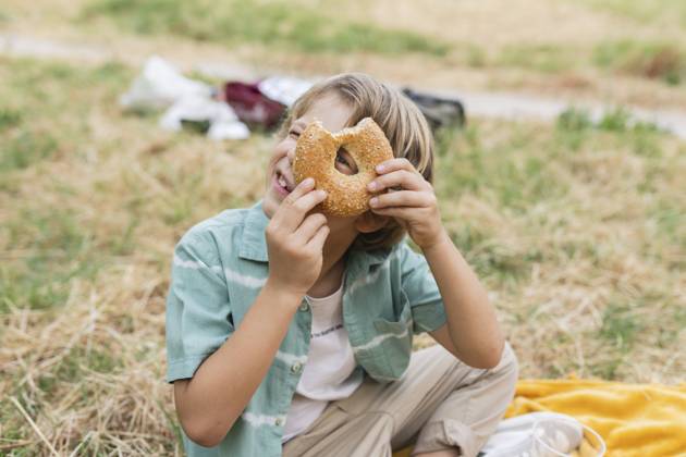 Boy looking through hole of bread model released, Symbolfoto, JCCMF06835