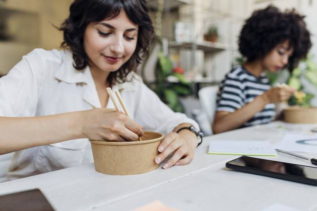 Businesswoman having food with chopsticks in lunch break at office model released, Symbolfoto property released, MEUF07130