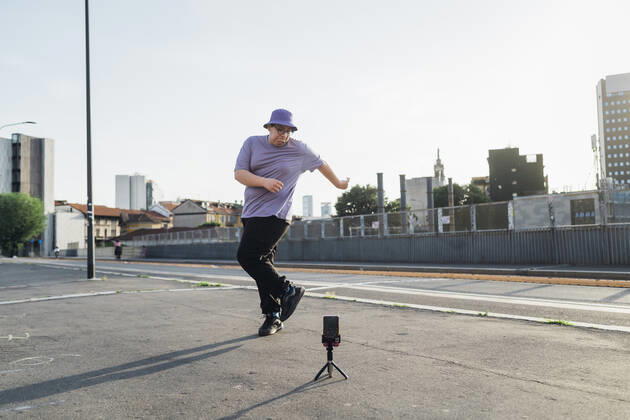Teenage boy recording dancing video on smart phone at street model released, Symbolfoto, MEUF07396