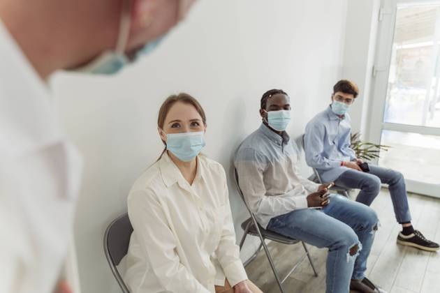 Patients wearing face masks waiting at clinic model released, Symbolfoto property released, OSF00565